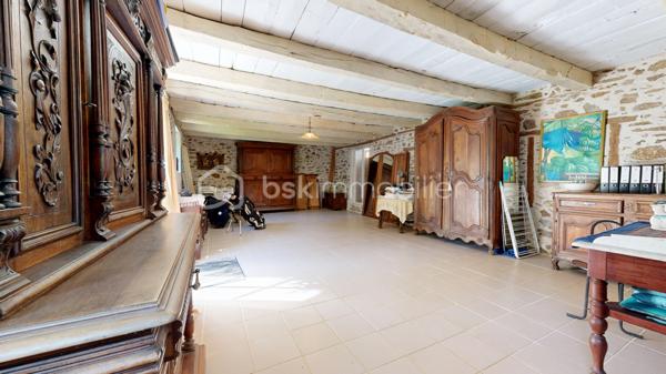 Située entre Limoges et Brive-la-Gaillarde, à proximité de la A20 (5 minutes ) et à seulement 20 minutes de Brive-la-Gaillarde , cette superbe maison de maître au charme rare, dans l’esprit d’un petit manoir, bénéficie d’un emplacement privilégié au cœur de la Corrèze.

Nichée dans un magnifique parc arboré de 4671 m², la propriété offre un cadre de vie paisible et élégant.

La maison principale comprend une belle cuisine contemporaine avec accès terrasse, un salon chaleureux, 6 chambres, une salle de bain, ainsi qu’un grenier entièrement aménagé en bureau. Une cave entièrement rénovée, une buanderie et un garage rt son gîte complètent l’ensemble.

Une dépendance habitable de type gîte apporte un véritable potentiel supplémentaire pour accueillir famille, amis ou développer une activité touristique.

Les volumes, les parquets anciens, les boiseries, les matériaux de qualité et la décoration raffinée confèrent à cette demeure une atmosphère unique mêlant authenticité et confort contemporain.

Le parc, intime et verdoyant, invite à la détente dans un environnement privilégié.

Un bien de caractère rare sur le secteur, idéal en résidence principale, maison familiale ou projet d’accueil haut de gamme.

Possibilité de visite virtuelle en 3D sur demande au 06 20 13 11 01