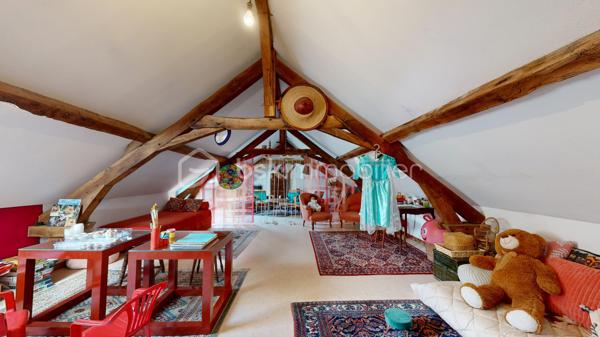 Située entre Limoges et Brive-la-Gaillarde, à proximité de la A20 (5 minutes ) et à seulement 20 minutes de Brive-la-Gaillarde , cette superbe maison de maître au charme rare, dans l’esprit d’un petit manoir, bénéficie d’un emplacement privilégié au cœur de la Corrèze.

Nichée dans un magnifique parc arboré de 4671 m², la propriété offre un cadre de vie paisible et élégant.

La maison principale comprend une belle cuisine contemporaine avec accès terrasse, un salon chaleureux, 6 chambres, une salle de bain, ainsi qu’un grenier entièrement aménagé en bureau. Une cave entièrement rénovée, une buanderie et un garage rt son gîte complètent l’ensemble.

Une dépendance habitable de type gîte apporte un véritable potentiel supplémentaire pour accueillir famille, amis ou développer une activité touristique.

Les volumes, les parquets anciens, les boiseries, les matériaux de qualité et la décoration raffinée confèrent à cette demeure une atmosphère unique mêlant authenticité et confort contemporain.

Le parc, intime et verdoyant, invite à la détente dans un environnement privilégié.

Un bien de caractère rare sur le secteur, idéal en résidence principale, maison familiale ou projet d’accueil haut de gamme.

Possibilité de visite virtuelle en 3D sur demande au 06 20 13 11 01
