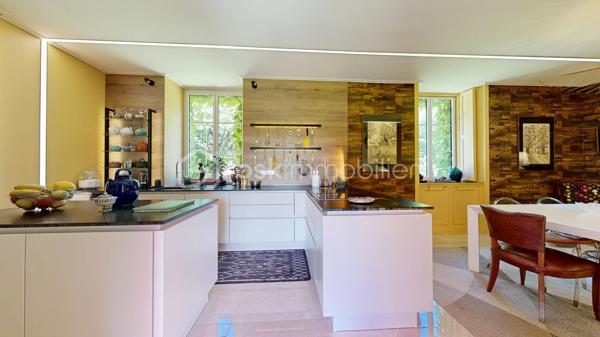 Située entre Limoges et Brive-la-Gaillarde, à proximité de la A20 (5 minutes ) et à seulement 20 minutes de Brive-la-Gaillarde , cette superbe maison de maître au charme rare, dans l’esprit d’un petit manoir, bénéficie d’un emplacement privilégié au cœur de la Corrèze.

Nichée dans un magnifique parc arboré de 4671 m², la propriété offre un cadre de vie paisible et élégant.

La maison principale comprend une belle cuisine contemporaine avec accès terrasse, un salon chaleureux, 6 chambres, une salle de bain, ainsi qu’un grenier entièrement aménagé en bureau. Une cave entièrement rénovée, une buanderie et un garage rt son gîte complètent l’ensemble.

Une dépendance habitable de type gîte apporte un véritable potentiel supplémentaire pour accueillir famille, amis ou développer une activité touristique.

Les volumes, les parquets anciens, les boiseries, les matériaux de qualité et la décoration raffinée confèrent à cette demeure une atmosphère unique mêlant authenticité et confort contemporain.

Le parc, intime et verdoyant, invite à la détente dans un environnement privilégié.

Un bien de caractère rare sur le secteur, idéal en résidence principale, maison familiale ou projet d’accueil haut de gamme.

Possibilité de visite virtuelle en 3D sur demande au 06 20 13 11 01