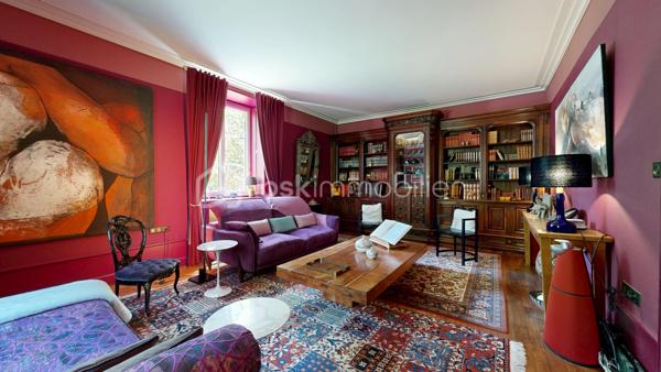 Située entre Limoges et Brive-la-Gaillarde, à proximité de la A20 (5 minutes ) et à seulement 20 minutes de Brive-la-Gaillarde , cette superbe maison de maître au charme rare, dans l’esprit d’un petit manoir, bénéficie d’un emplacement privilégié au cœur de la Corrèze.

Nichée dans un magnifique parc arboré de 4671 m², la propriété offre un cadre de vie paisible et élégant.

La maison principale comprend une belle cuisine contemporaine avec accès terrasse, un salon chaleureux, 6 chambres, une salle de bain, ainsi qu’un grenier entièrement aménagé en bureau. Une cave entièrement rénovée, une buanderie et un garage rt son gîte complètent l’ensemble.

Une dépendance habitable de type gîte apporte un véritable potentiel supplémentaire pour accueillir famille, amis ou développer une activité touristique.

Les volumes, les parquets anciens, les boiseries, les matériaux de qualité et la décoration raffinée confèrent à cette demeure une atmosphère unique mêlant authenticité et confort contemporain.

Le parc, intime et verdoyant, invite à la détente dans un environnement privilégié.

Un bien de caractère rare sur le secteur, idéal en résidence principale, maison familiale ou projet d’accueil haut de gamme.

Possibilité de visite virtuelle en 3D sur demande au 06 20 13 11 01