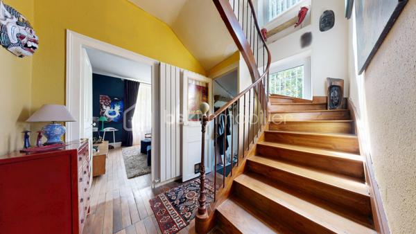 Située entre Limoges et Brive-la-Gaillarde, à proximité de la A20 (5 minutes ) et à seulement 20 minutes de Brive-la-Gaillarde , cette superbe maison de maître au charme rare, dans l’esprit d’un petit manoir, bénéficie d’un emplacement privilégié au cœur de la Corrèze.

Nichée dans un magnifique parc arboré de 4671 m², la propriété offre un cadre de vie paisible et élégant.

La maison principale comprend une belle cuisine contemporaine avec accès terrasse, un salon chaleureux, 6 chambres, une salle de bain, ainsi qu’un grenier entièrement aménagé en bureau. Une cave entièrement rénovée, une buanderie et un garage rt son gîte complètent l’ensemble.

Une dépendance habitable de type gîte apporte un véritable potentiel supplémentaire pour accueillir famille, amis ou développer une activité touristique.

Les volumes, les parquets anciens, les boiseries, les matériaux de qualité et la décoration raffinée confèrent à cette demeure une atmosphère unique mêlant authenticité et confort contemporain.

Le parc, intime et verdoyant, invite à la détente dans un environnement privilégié.

Un bien de caractère rare sur le secteur, idéal en résidence principale, maison familiale ou projet d’accueil haut de gamme.

Possibilité de visite virtuelle en 3D sur demande au 06 20 13 11 01
