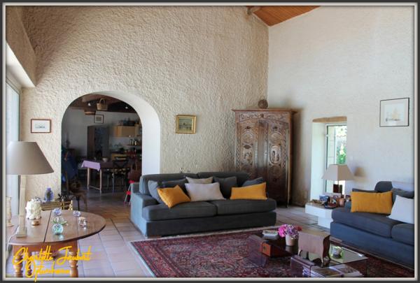 Grande maison en pierre