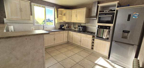 Superbe Pavillon Individuel de Plain-pied de 117 m² Entièrement Rénové avec sa Cour avant de 100 m², Patio, Terrasse avec Barbecue, SPA Massant de 6 Personnes, Terrain de Pétanque, Garage de 29 m² et un joli Terrain Clos, Arboré et entretenu de 1600 m²