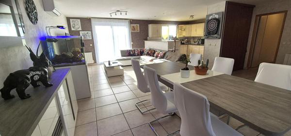 Superbe Pavillon Individuel de Plain-pied de 117 m² Entièrement Rénové avec sa Cour avant de 100 m², Patio, Terrasse avec Barbecue, SPA Massant de 6 Personnes, Terrain de Pétanque, Garage de 29 m² et un joli Terrain Clos, Arboré et entretenu de 1600 m²