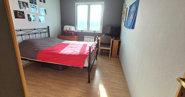 Superbe Pavillon Individuel de Plain-pied de 117 m² Entièrement Rénové avec sa Cour avant de 100 m², Patio, Terrasse avec Barbecue, SPA Massant de 6 Personnes, Terrain de Pétanque, Garage de 29 m² et un joli Terrain Clos, Arboré et entretenu de 1600 m²