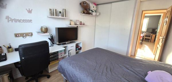 Superbe Pavillon Individuel de Plain-pied de 117 m² Entièrement Rénové avec sa Cour avant de 100 m², Patio, Terrasse avec Barbecue, SPA Massant de 6 Personnes, Terrain de Pétanque, Garage de 29 m² et un joli Terrain Clos, Arboré et entretenu de 1600 m²