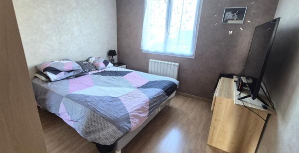 Superbe Pavillon Individuel de Plain-pied de 117 m² Entièrement Rénové avec sa Cour avant de 100 m², Patio, Terrasse avec Barbecue, SPA Massant de 6 Personnes, Terrain de Pétanque, Garage de 29 m² et un joli Terrain Clos, Arboré et entretenu de 1600 m²