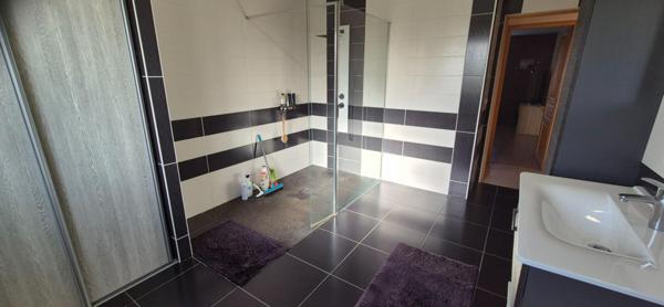 Superbe Pavillon Individuel de Plain-pied de 117 m² Entièrement Rénové avec sa Cour avant de 100 m², Patio, Terrasse avec Barbecue, SPA Massant de 6 Personnes, Terrain de Pétanque, Garage de 29 m² et un joli Terrain Clos, Arboré et entretenu de 1600 m²