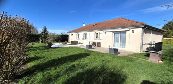 Superbe Pavillon Individuel de Plain-pied de 117 m² Entièrement Rénové avec sa Cour avant de 100 m², Patio, Terrasse avec Barbecue, SPA Massant de 6 Personnes, Terrain de Pétanque, Garage de 29 m² et un joli Terrain Clos, Arboré et entretenu de 1600 m²
