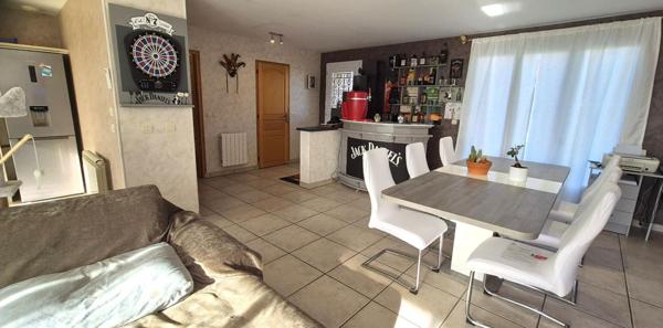 Superbe Pavillon Individuel de Plain-pied de 117 m² Entièrement Rénové avec sa Cour avant de 100 m², Patio, Terrasse avec Barbecue, SPA Massant de 6 Personnes, Terrain de Pétanque, Garage de 29 m² et un joli Terrain Clos, Arboré et entretenu de 1600 m²