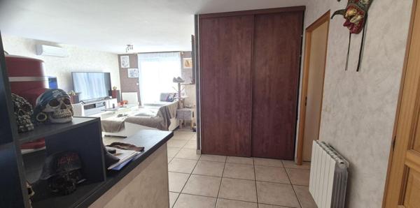 Superbe Pavillon Individuel de Plain-pied de 117 m² Entièrement Rénové avec sa Cour avant de 100 m², Patio, Terrasse avec Barbecue, SPA Massant de 6 Personnes, Terrain de Pétanque, Garage de 29 m² et un joli Terrain Clos, Arboré et entretenu de 1600 m²