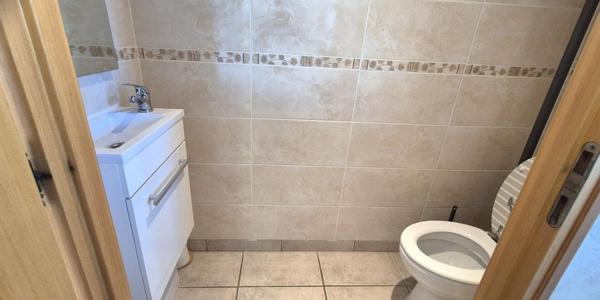 Superbe Pavillon Individuel de Plain-pied de 117 m² Entièrement Rénové avec sa Cour avant de 100 m², Patio, Terrasse avec Barbecue, SPA Massant de 6 Personnes, Terrain de Pétanque, Garage de 29 m² et un joli Terrain Clos, Arboré et entretenu de 1600 m²