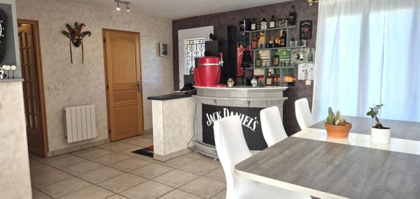 Superbe Pavillon Individuel de Plain-pied de 117 m² Entièrement Rénové avec sa Cour avant de 100 m², Patio, Terrasse avec Barbecue, SPA Massant de 6 Personnes, Terrain de Pétanque, Garage de 29 m² et un joli Terrain Clos, Arboré et entretenu de 1600 m²