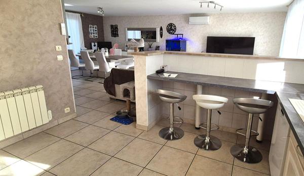 Superbe Pavillon Individuel de Plain-pied de 117 m² Entièrement Rénové avec sa Cour avant de 100 m², Patio, Terrasse avec Barbecue, SPA Massant de 6 Personnes, Terrain de Pétanque, Garage de 29 m² et un joli Terrain Clos, Arboré et entretenu de 1600 m²