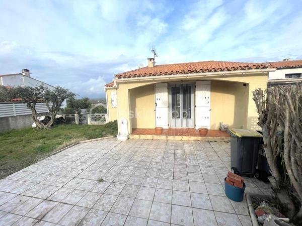 Sur la commune de Balaruc-les-Bains, célèbre ville thermale bordant la lagune de Thau, venez découvrir cette agréable villa trois faces d'environ 90 m², implantée sur une parcelle de 460 m² dans un quartier résidentiel calme et recherché des années 90.

Cette propriété bénéficie également d'une dépendance d'environ 16 m² comprenant une chambre et une salle d'eau, idéale pour accueillir famille et amis, exercer une activité indépendante ou créer un espace locatif.

Dès l'entrée, vous serez séduit par un vaste séjour baigné de lumière, agrémenté d'une cheminée, et ouvert sur l'extérieur grâce à de larges ouvertures exposées plein sud. La cuisine indépendante donne accès à une belle terrasse d'environ 20 m² offrant une vue dégagée et imprenable sur le massif de la Gardiole.

L'espace nuit se compose de deux grandes chambres équipées de placards, d'une salle d'eau fonctionnelle ainsi que d'un WC indépendant.

À l'extérieur, le terrain aménagé en restanques propose deux espaces distincts qui pourront être exploités selon vos envies : jardin paysager, espace détente, potager ou aire de jeux.

Côté prestations, la maison dispose de menuiseries en double vitrage, d'un système de climatisation ainsi que d'une chaudière au gaz récemment remplacée, garantissant confort et performance énergétique.

Grâce à son emplacement privilégié, sa dépendance et son fort potentiel d'aménagement, cette villa saura séduire aussi bien une résidence principale qu'un projet de résidence secondaire.

À visiter sans tarder !
