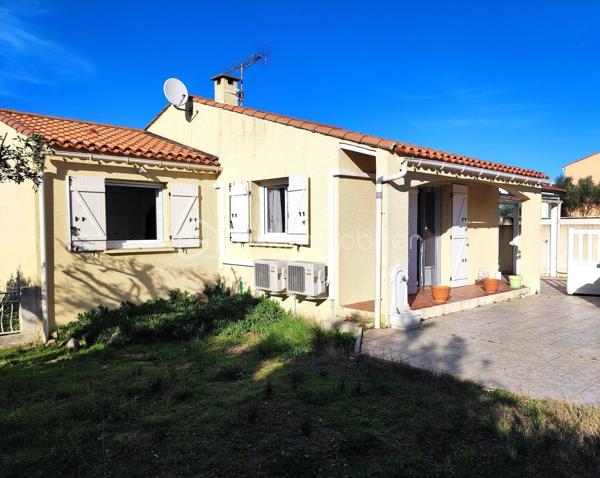 Sur la commune de Balaruc-les-Bains, célèbre ville thermale bordant la lagune de Thau, venez découvrir cette agréable villa trois faces d'environ 90 m², implantée sur une parcelle de 460 m² dans un quartier résidentiel calme et recherché des années 90.

Cette propriété bénéficie également d'une dépendance d'environ 16 m² comprenant une chambre et une salle d'eau, idéale pour accueillir famille et amis, exercer une activité indépendante ou créer un espace locatif.

Dès l'entrée, vous serez séduit par un vaste séjour baigné de lumière, agrémenté d'une cheminée, et ouvert sur l'extérieur grâce à de larges ouvertures exposées plein sud. La cuisine indépendante donne accès à une belle terrasse d'environ 20 m² offrant une vue dégagée et imprenable sur le massif de la Gardiole.

L'espace nuit se compose de deux grandes chambres équipées de placards, d'une salle d'eau fonctionnelle ainsi que d'un WC indépendant.

À l'extérieur, le terrain aménagé en restanques propose deux espaces distincts qui pourront être exploités selon vos envies : jardin paysager, espace détente, potager ou aire de jeux.

Côté prestations, la maison dispose de menuiseries en double vitrage, d'un système de climatisation ainsi que d'une chaudière au gaz récemment remplacée, garantissant confort et performance énergétique.

Grâce à son emplacement privilégié, sa dépendance et son fort potentiel d'aménagement, cette villa saura séduire aussi bien une résidence principale qu'un projet de résidence secondaire.

À visiter sans tarder !