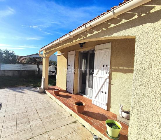 Sur la commune de Balaruc-les-Bains, célèbre ville thermale bordant la lagune de Thau, venez découvrir cette agréable villa trois faces d'environ 90 m², implantée sur une parcelle de 460 m² dans un quartier résidentiel calme et recherché des années 90.

Cette propriété bénéficie également d'une dépendance d'environ 16 m² comprenant une chambre et une salle d'eau, idéale pour accueillir famille et amis, exercer une activité indépendante ou créer un espace locatif.

Dès l'entrée, vous serez séduit par un vaste séjour baigné de lumière, agrémenté d'une cheminée, et ouvert sur l'extérieur grâce à de larges ouvertures exposées plein sud. La cuisine indépendante donne accès à une belle terrasse d'environ 20 m² offrant une vue dégagée et imprenable sur le massif de la Gardiole.

L'espace nuit se compose de deux grandes chambres équipées de placards, d'une salle d'eau fonctionnelle ainsi que d'un WC indépendant.

À l'extérieur, le terrain aménagé en restanques propose deux espaces distincts qui pourront être exploités selon vos envies : jardin paysager, espace détente, potager ou aire de jeux.

Côté prestations, la maison dispose de menuiseries en double vitrage, d'un système de climatisation ainsi que d'une chaudière au gaz récemment remplacée, garantissant confort et performance énergétique.

Grâce à son emplacement privilégié, sa dépendance et son fort potentiel d'aménagement, cette villa saura séduire aussi bien une résidence principale qu'un projet de résidence secondaire.

À visiter sans tarder !