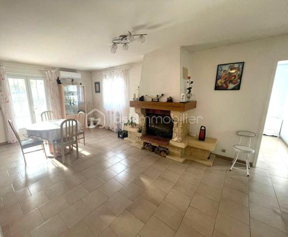Sur la commune de Balaruc-les-Bains, célèbre ville thermale bordant la lagune de Thau, venez découvrir cette agréable villa trois faces d'environ 90 m², implantée sur une parcelle de 460 m² dans un quartier résidentiel calme et recherché des années 90.

Cette propriété bénéficie également d'une dépendance d'environ 16 m² comprenant une chambre et une salle d'eau, idéale pour accueillir famille et amis, exercer une activité indépendante ou créer un espace locatif.

Dès l'entrée, vous serez séduit par un vaste séjour baigné de lumière, agrémenté d'une cheminée, et ouvert sur l'extérieur grâce à de larges ouvertures exposées plein sud. La cuisine indépendante donne accès à une belle terrasse d'environ 20 m² offrant une vue dégagée et imprenable sur le massif de la Gardiole.

L'espace nuit se compose de deux grandes chambres équipées de placards, d'une salle d'eau fonctionnelle ainsi que d'un WC indépendant.

À l'extérieur, le terrain aménagé en restanques propose deux espaces distincts qui pourront être exploités selon vos envies : jardin paysager, espace détente, potager ou aire de jeux.

Côté prestations, la maison dispose de menuiseries en double vitrage, d'un système de climatisation ainsi que d'une chaudière au gaz récemment remplacée, garantissant confort et performance énergétique.

Grâce à son emplacement privilégié, sa dépendance et son fort potentiel d'aménagement, cette villa saura séduire aussi bien une résidence principale qu'un projet de résidence secondaire.

À visiter sans tarder !