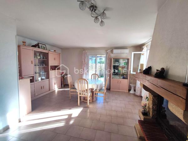Sur la commune de Balaruc-les-Bains, célèbre ville thermale bordant la lagune de Thau, venez découvrir cette agréable villa trois faces d'environ 90 m², implantée sur une parcelle de 460 m² dans un quartier résidentiel calme et recherché des années 90.

Cette propriété bénéficie également d'une dépendance d'environ 16 m² comprenant une chambre et une salle d'eau, idéale pour accueillir famille et amis, exercer une activité indépendante ou créer un espace locatif.

Dès l'entrée, vous serez séduit par un vaste séjour baigné de lumière, agrémenté d'une cheminée, et ouvert sur l'extérieur grâce à de larges ouvertures exposées plein sud. La cuisine indépendante donne accès à une belle terrasse d'environ 20 m² offrant une vue dégagée et imprenable sur le massif de la Gardiole.

L'espace nuit se compose de deux grandes chambres équipées de placards, d'une salle d'eau fonctionnelle ainsi que d'un WC indépendant.

À l'extérieur, le terrain aménagé en restanques propose deux espaces distincts qui pourront être exploités selon vos envies : jardin paysager, espace détente, potager ou aire de jeux.

Côté prestations, la maison dispose de menuiseries en double vitrage, d'un système de climatisation ainsi que d'une chaudière au gaz récemment remplacée, garantissant confort et performance énergétique.

Grâce à son emplacement privilégié, sa dépendance et son fort potentiel d'aménagement, cette villa saura séduire aussi bien une résidence principale qu'un projet de résidence secondaire.

À visiter sans tarder !