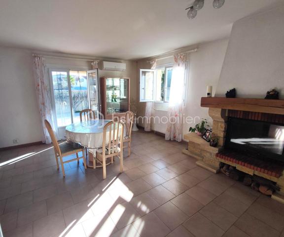 Sur la commune de Balaruc-les-Bains, célèbre ville thermale bordant la lagune de Thau, venez découvrir cette agréable villa trois faces d'environ 90 m², implantée sur une parcelle de 460 m² dans un quartier résidentiel calme et recherché des années 90.

Cette propriété bénéficie également d'une dépendance d'environ 16 m² comprenant une chambre et une salle d'eau, idéale pour accueillir famille et amis, exercer une activité indépendante ou créer un espace locatif.

Dès l'entrée, vous serez séduit par un vaste séjour baigné de lumière, agrémenté d'une cheminée, et ouvert sur l'extérieur grâce à de larges ouvertures exposées plein sud. La cuisine indépendante donne accès à une belle terrasse d'environ 20 m² offrant une vue dégagée et imprenable sur le massif de la Gardiole.

L'espace nuit se compose de deux grandes chambres équipées de placards, d'une salle d'eau fonctionnelle ainsi que d'un WC indépendant.

À l'extérieur, le terrain aménagé en restanques propose deux espaces distincts qui pourront être exploités selon vos envies : jardin paysager, espace détente, potager ou aire de jeux.

Côté prestations, la maison dispose de menuiseries en double vitrage, d'un système de climatisation ainsi que d'une chaudière au gaz récemment remplacée, garantissant confort et performance énergétique.

Grâce à son emplacement privilégié, sa dépendance et son fort potentiel d'aménagement, cette villa saura séduire aussi bien une résidence principale qu'un projet de résidence secondaire.

À visiter sans tarder !