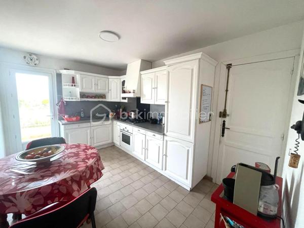 Sur la commune de Balaruc-les-Bains, célèbre ville thermale bordant la lagune de Thau, venez découvrir cette agréable villa trois faces d'environ 90 m², implantée sur une parcelle de 460 m² dans un quartier résidentiel calme et recherché des années 90.

Cette propriété bénéficie également d'une dépendance d'environ 16 m² comprenant une chambre et une salle d'eau, idéale pour accueillir famille et amis, exercer une activité indépendante ou créer un espace locatif.

Dès l'entrée, vous serez séduit par un vaste séjour baigné de lumière, agrémenté d'une cheminée, et ouvert sur l'extérieur grâce à de larges ouvertures exposées plein sud. La cuisine indépendante donne accès à une belle terrasse d'environ 20 m² offrant une vue dégagée et imprenable sur le massif de la Gardiole.

L'espace nuit se compose de deux grandes chambres équipées de placards, d'une salle d'eau fonctionnelle ainsi que d'un WC indépendant.

À l'extérieur, le terrain aménagé en restanques propose deux espaces distincts qui pourront être exploités selon vos envies : jardin paysager, espace détente, potager ou aire de jeux.

Côté prestations, la maison dispose de menuiseries en double vitrage, d'un système de climatisation ainsi que d'une chaudière au gaz récemment remplacée, garantissant confort et performance énergétique.

Grâce à son emplacement privilégié, sa dépendance et son fort potentiel d'aménagement, cette villa saura séduire aussi bien une résidence principale qu'un projet de résidence secondaire.

À visiter sans tarder !