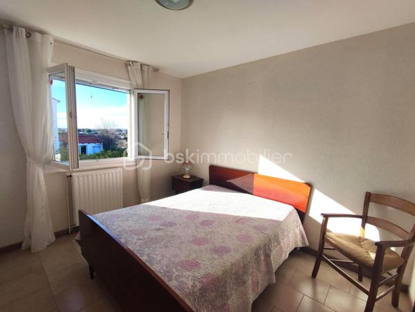 Sur la commune de Balaruc-les-Bains, célèbre ville thermale bordant la lagune de Thau, venez découvrir cette agréable villa trois faces d'environ 90 m², implantée sur une parcelle de 460 m² dans un quartier résidentiel calme et recherché des années 90.

Cette propriété bénéficie également d'une dépendance d'environ 16 m² comprenant une chambre et une salle d'eau, idéale pour accueillir famille et amis, exercer une activité indépendante ou créer un espace locatif.

Dès l'entrée, vous serez séduit par un vaste séjour baigné de lumière, agrémenté d'une cheminée, et ouvert sur l'extérieur grâce à de larges ouvertures exposées plein sud. La cuisine indépendante donne accès à une belle terrasse d'environ 20 m² offrant une vue dégagée et imprenable sur le massif de la Gardiole.

L'espace nuit se compose de deux grandes chambres équipées de placards, d'une salle d'eau fonctionnelle ainsi que d'un WC indépendant.

À l'extérieur, le terrain aménagé en restanques propose deux espaces distincts qui pourront être exploités selon vos envies : jardin paysager, espace détente, potager ou aire de jeux.

Côté prestations, la maison dispose de menuiseries en double vitrage, d'un système de climatisation ainsi que d'une chaudière au gaz récemment remplacée, garantissant confort et performance énergétique.

Grâce à son emplacement privilégié, sa dépendance et son fort potentiel d'aménagement, cette villa saura séduire aussi bien une résidence principale qu'un projet de résidence secondaire.

À visiter sans tarder !