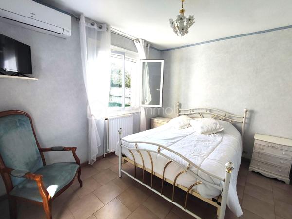 Sur la commune de Balaruc-les-Bains, célèbre ville thermale bordant la lagune de Thau, venez découvrir cette agréable villa trois faces d'environ 90 m², implantée sur une parcelle de 460 m² dans un quartier résidentiel calme et recherché des années 90.

Cette propriété bénéficie également d'une dépendance d'environ 16 m² comprenant une chambre et une salle d'eau, idéale pour accueillir famille et amis, exercer une activité indépendante ou créer un espace locatif.

Dès l'entrée, vous serez séduit par un vaste séjour baigné de lumière, agrémenté d'une cheminée, et ouvert sur l'extérieur grâce à de larges ouvertures exposées plein sud. La cuisine indépendante donne accès à une belle terrasse d'environ 20 m² offrant une vue dégagée et imprenable sur le massif de la Gardiole.

L'espace nuit se compose de deux grandes chambres équipées de placards, d'une salle d'eau fonctionnelle ainsi que d'un WC indépendant.

À l'extérieur, le terrain aménagé en restanques propose deux espaces distincts qui pourront être exploités selon vos envies : jardin paysager, espace détente, potager ou aire de jeux.

Côté prestations, la maison dispose de menuiseries en double vitrage, d'un système de climatisation ainsi que d'une chaudière au gaz récemment remplacée, garantissant confort et performance énergétique.

Grâce à son emplacement privilégié, sa dépendance et son fort potentiel d'aménagement, cette villa saura séduire aussi bien une résidence principale qu'un projet de résidence secondaire.

À visiter sans tarder !