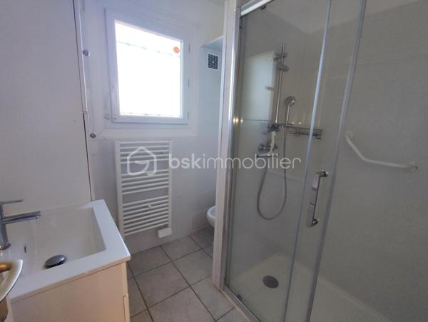 Sur la commune de Balaruc-les-Bains, célèbre ville thermale bordant la lagune de Thau, venez découvrir cette agréable villa trois faces d'environ 90 m², implantée sur une parcelle de 460 m² dans un quartier résidentiel calme et recherché des années 90.

Cette propriété bénéficie également d'une dépendance d'environ 16 m² comprenant une chambre et une salle d'eau, idéale pour accueillir famille et amis, exercer une activité indépendante ou créer un espace locatif.

Dès l'entrée, vous serez séduit par un vaste séjour baigné de lumière, agrémenté d'une cheminée, et ouvert sur l'extérieur grâce à de larges ouvertures exposées plein sud. La cuisine indépendante donne accès à une belle terrasse d'environ 20 m² offrant une vue dégagée et imprenable sur le massif de la Gardiole.

L'espace nuit se compose de deux grandes chambres équipées de placards, d'une salle d'eau fonctionnelle ainsi que d'un WC indépendant.

À l'extérieur, le terrain aménagé en restanques propose deux espaces distincts qui pourront être exploités selon vos envies : jardin paysager, espace détente, potager ou aire de jeux.

Côté prestations, la maison dispose de menuiseries en double vitrage, d'un système de climatisation ainsi que d'une chaudière au gaz récemment remplacée, garantissant confort et performance énergétique.

Grâce à son emplacement privilégié, sa dépendance et son fort potentiel d'aménagement, cette villa saura séduire aussi bien une résidence principale qu'un projet de résidence secondaire.

À visiter sans tarder !