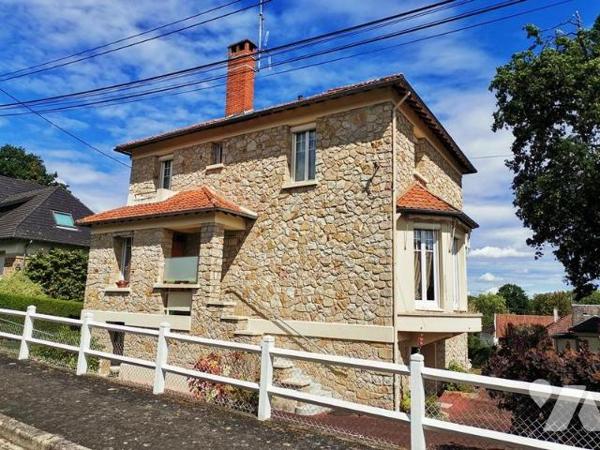 BAGNOLES DE L'ORNE: Maison en pierres 3 chambres, sous sol, garage, terrain 1555 m²