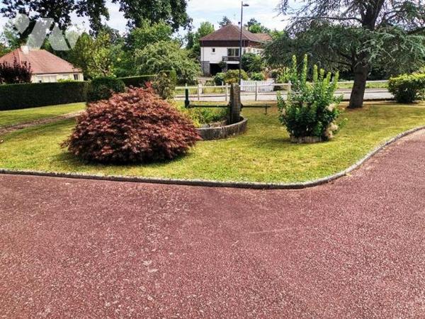 BAGNOLES DE L'ORNE: Maison en pierres 3 chambres, sous sol, garage, terrain 1555 m²