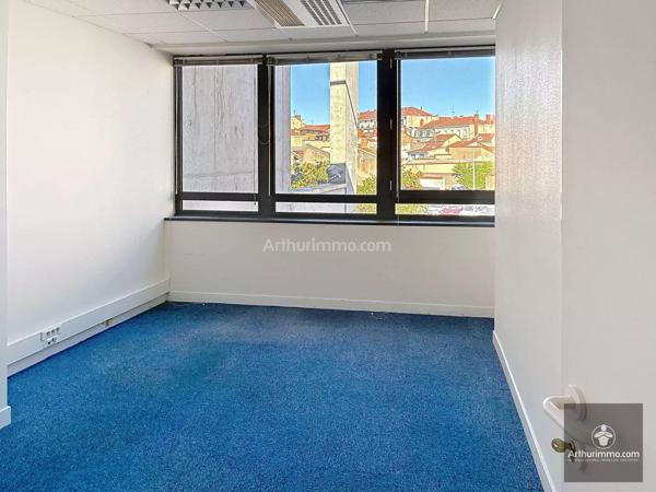 Vente                                                      Bureau
                        
                     4 pièces                      101 m2                     à Roanne