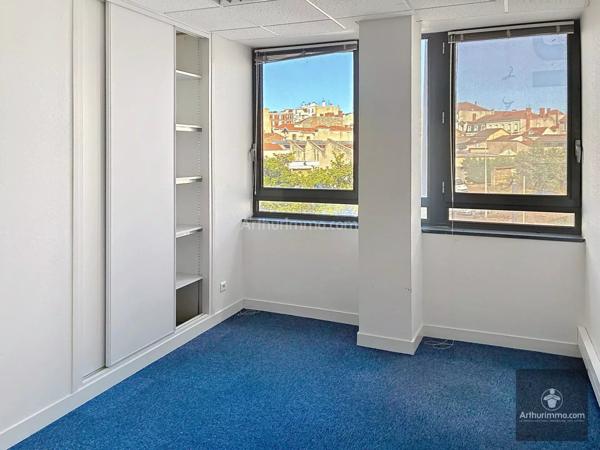 Vente                                                      Bureau
                        
                     4 pièces                      101 m2                     à Roanne