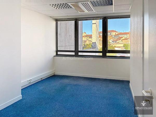 Vente                                                      Bureau
                        
                     4 pièces                      101 m2                     à Roanne