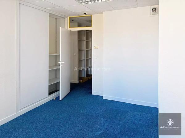 Vente                                                      Bureau
                        
                     4 pièces                      101 m2                     à Roanne