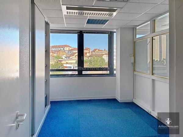 Vente                                                      Bureau
                        
                     4 pièces                      101 m2                     à Roanne