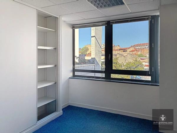 Vente                                                      Bureau
                        
                     4 pièces                      101 m2                     à Roanne