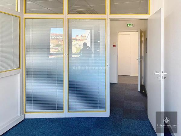 Vente                                                      Bureau
                        
                     4 pièces                      101 m2                     à Roanne