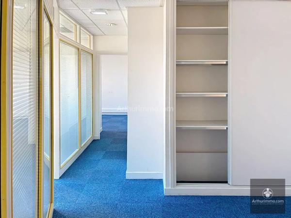 Vente                                                      Bureau
                        
                     4 pièces                      101 m2                     à Roanne