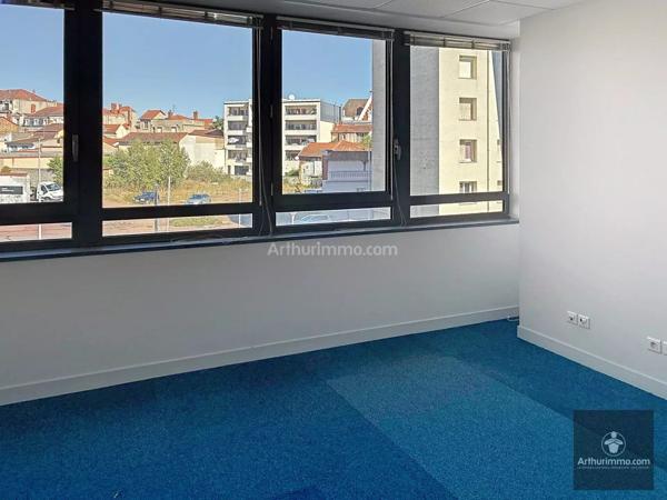 Vente                                                      Bureau
                        
                     4 pièces                      101 m2                     à Roanne