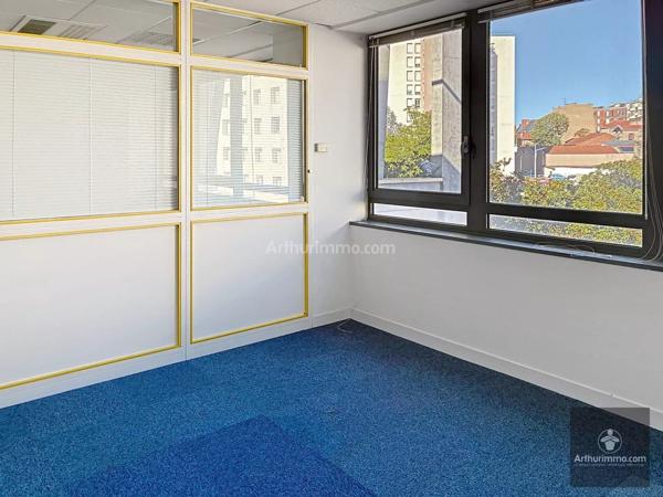 Vente                                                      Bureau
                        
                     4 pièces                      101 m2                     à Roanne