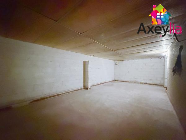 A VENDRE - MABLY - MAISON AVEC TROIS CHAMBRES, BUREAU, GARAGE ET TERRAIN