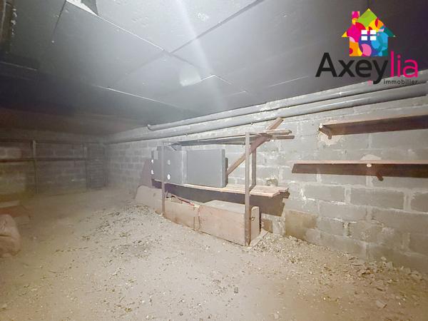 A VENDRE - MABLY - MAISON AVEC TROIS CHAMBRES, BUREAU, GARAGE ET TERRAIN