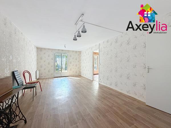 A VENDRE - MABLY - MAISON AVEC TROIS CHAMBRES, BUREAU, GARAGE ET TERRAIN