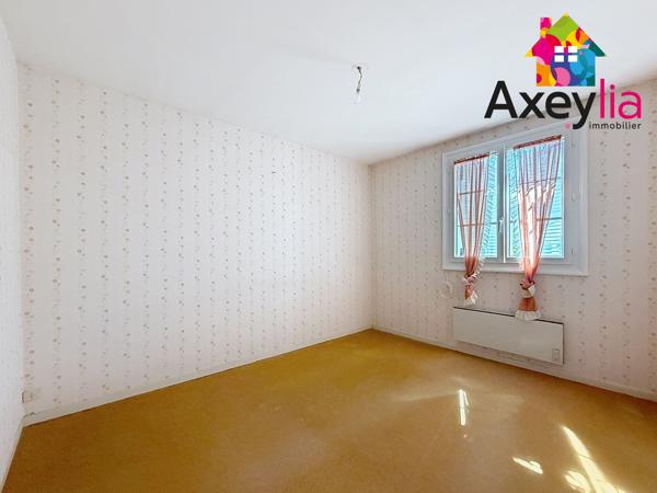 A VENDRE - MABLY - MAISON AVEC TROIS CHAMBRES, BUREAU, GARAGE ET TERRAIN