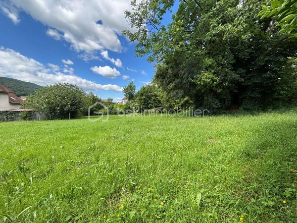 À vendre – Terrain à bâtir de 967 m² en plein cœur d’Aix-les-Bains

J'ai le plaisir de vous proposer, sur la commune d'Aix-les-Bains, une belle parcelle libre de constructeur de 967 m², offrant une vue agréable sur les montagnes.

Caractéristiques du terrain :
- Terrain avec une pente inférieure à 5 %.
- Viabilité en bordure de route.
- Zonage PLUi : UD.
- Surface constructible : 153 m² (17 m x 9 m).
- Coefficient d'emprise au sol (CES) maximal : 153 m².

Parcelle issue d'une division parcellaire.

Situation idéale :
- À seulement 1,8 km du centre-ville d'Aix-les-Bains.
- 5 minutes de l'autoroute et de la gare.
- Commerces et commodités à proximité.
- École à 200 m et transports en commun à quelques pas.

Possibilité de construction :
Une villa peut y être édifiée (voir plan proposé dans les photos).

Ne manquez pas cette occasion rare d'acquérir un terrain d'exception dans un quartier prisé d'Aix-les-Bains.

Pour plus d'informations ou organiser une visite, contactez-moi dès aujourd'hui.

Cette annonce vous est présentée par votre agent commercial BSK Immobilier LEGRAND FREDERIC (EI) immatriculé au RSAC de CHAMBERY (73000) sous le numéro 929 623 544

Les honoraires d'agence sont à la charge du vendeur.

Les informations sur les risques auxquels ce bien est exposé sont disponibles sur le site Géorisques : www.georisques.gouv.fr