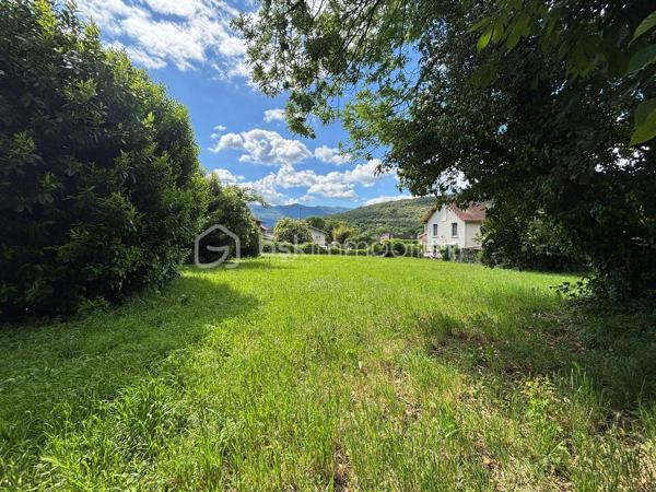 À vendre – Terrain à bâtir de 967 m² en plein cœur d’Aix-les-Bains

J'ai le plaisir de vous proposer, sur la commune d'Aix-les-Bains, une belle parcelle libre de constructeur de 967 m², offrant une vue agréable sur les montagnes.

Caractéristiques du terrain :
- Terrain avec une pente inférieure à 5 %.
- Viabilité en bordure de route.
- Zonage PLUi : UD.
- Surface constructible : 153 m² (17 m x 9 m).
- Coefficient d'emprise au sol (CES) maximal : 153 m².

Parcelle issue d'une division parcellaire.

Situation idéale :
- À seulement 1,8 km du centre-ville d'Aix-les-Bains.
- 5 minutes de l'autoroute et de la gare.
- Commerces et commodités à proximité.
- École à 200 m et transports en commun à quelques pas.

Possibilité de construction :
Une villa peut y être édifiée (voir plan proposé dans les photos).

Ne manquez pas cette occasion rare d'acquérir un terrain d'exception dans un quartier prisé d'Aix-les-Bains.

Pour plus d'informations ou organiser une visite, contactez-moi dès aujourd'hui.

Cette annonce vous est présentée par votre agent commercial BSK Immobilier LEGRAND FREDERIC (EI) immatriculé au RSAC de CHAMBERY (73000) sous le numéro 929 623 544

Les honoraires d'agence sont à la charge du vendeur.

Les informations sur les risques auxquels ce bien est exposé sont disponibles sur le site Géorisques : www.georisques.gouv.fr
