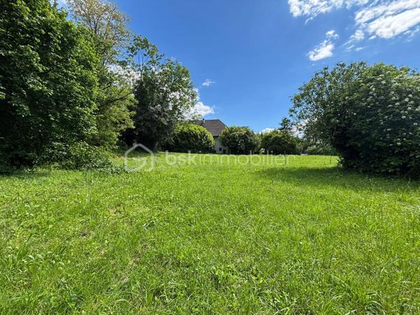 À vendre – Terrain à bâtir de 967 m² en plein cœur d’Aix-les-Bains

J'ai le plaisir de vous proposer, sur la commune d'Aix-les-Bains, une belle parcelle libre de constructeur de 967 m², offrant une vue agréable sur les montagnes.

Caractéristiques du terrain :
- Terrain avec une pente inférieure à 5 %.
- Viabilité en bordure de route.
- Zonage PLUi : UD.
- Surface constructible : 153 m² (17 m x 9 m).
- Coefficient d'emprise au sol (CES) maximal : 153 m².

Parcelle issue d'une division parcellaire.

Situation idéale :
- À seulement 1,8 km du centre-ville d'Aix-les-Bains.
- 5 minutes de l'autoroute et de la gare.
- Commerces et commodités à proximité.
- École à 200 m et transports en commun à quelques pas.

Possibilité de construction :
Une villa peut y être édifiée (voir plan proposé dans les photos).

Ne manquez pas cette occasion rare d'acquérir un terrain d'exception dans un quartier prisé d'Aix-les-Bains.

Pour plus d'informations ou organiser une visite, contactez-moi dès aujourd'hui.

Cette annonce vous est présentée par votre agent commercial BSK Immobilier LEGRAND FREDERIC (EI) immatriculé au RSAC de CHAMBERY (73000) sous le numéro 929 623 544

Les honoraires d'agence sont à la charge du vendeur.

Les informations sur les risques auxquels ce bien est exposé sont disponibles sur le site Géorisques : www.georisques.gouv.fr