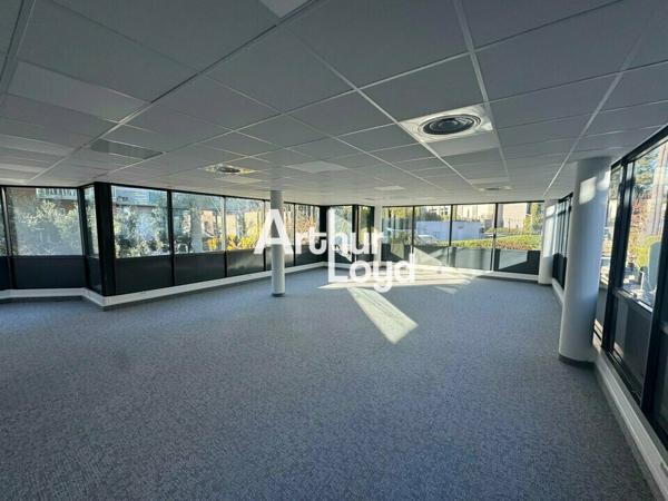 Bureaux climatisés 257 m² en RDC à louer Antibes proche Sophia Antipolis