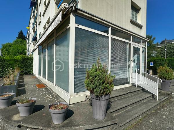 Situé au rez-de-chaussée d'une copropriété principalement résidentielle du secteur Mérande à Chambéry, ce local professionnel de 71,03 m² Carrez se distingue par son excellent état général, son entretien particulièrement soigné et la qualité de ses aménagements.

Actuellement exploité en institut de soins esthétiques, il offre un environnement de travail calme et qualitatif, parfaitement adapté à une activité libérale ou tertiaire.
Le local est immédiatement exploitable, sans travaux à prévoir, avec des prestations recherchées : climatisation, fibre optique, espaces fonctionnels et excellente organisation intérieure.

Le bien bénéficie d'un agencement particulièrement fonctionnel comprenant :
Une entrée indépendante,
Une salle d'attente,
Un espace accueil / réception,
Trois salles de soins ou bureaux,
Une salle de pause,
Une cuisine,
Un WC indépendant,
Une grande cave en sous-sol issue de la réunion de deux lots.

Le local profite d'une configuration en angle avec vitrines sur deux façades et de deux accès indépendants, offrant une belle visibilité de proximité, une bonne luminosité naturelle et une grande souplesse d'exploitation.

Les atouts du bien :
✔ Excellent état général
✔ Local très bien entretenu
✔ Aucun travaux importants à prévoir
✔ Surface Carrez : 71,03 m²
✔ Climatisation
✔ Fibre optique
✔ Local de plain-pied
✔ Chauffage collectif inclus dans les charges de copropriété
✔ Double entrée indépendante
✔ Local d'angle avec belle visibilité de proximité
✔ Grande cave de stockage en sous-sol
✔ Stationnement gratuit et facile à proximité immédiate
✔ Environnement calme au sein d'un quartier résidentiel recherché
✔ Activités autorisées hors restauration

Un local modulable :
Le local résulte aujourd'hui de la réunion de deux lots distincts. Cette configuration permet à un futur acquéreur d'envisager une réorganisation des espaces ou une éventuelle redivision selon ses besoins professionnels ou patrimoniaux.

Une destination idéale pour de nombreuses activités :
Local idéal pour profession libérale, agence immobilière, cabinet de conseil, courtage, assurance, gestion de patrimoine, bureau d'études ou activité tertiaire. Immeuble à usage principal d'habitation garantissant un environnement calme et professionnel.
Convient également parfaitement aux activités médicales, paramédicales, de bien-être ou de services à la personne recherchant un local immédiatement opérationnel.

Opportunité investisseur :
Ce bien constitue également une opportunité intéressante pour un investisseur à la recherche d'un actif facilement relouable auprès de professions médicales, paramédicales, libérales ou tertiaires. La configuration des lieux, la présence de plusieurs bureaux indépendants, l'excellent état général, la climatisation, la fibre optique et les facilités de stationnement constituent des critères particulièrement recherchés sur le marché locatif professionnel.

Informations complémentaires :
Absence d'amiante constatée lors du diagnostic.
Dérogation PMR obtenue (documents disponibles sur demande).
Vente libre avec possibilité d'acquisition officielle à compter de janvier 2027.
Dossier complet disponible sur demande
Vidéo de présentation du local,
Diagnostics techniques,
Documents de copropriété,
Procès-verbaux d'assemblées générales,
Informations complémentaires sur les charges et le fonctionnement de la copropriété.

Un bien rare sur le secteur Mérande, réunissant qualité d'entretien, fonctionnalité, calme, stockage et potentiel d'exploitation pour un utilisateur comme pour un investisseur.