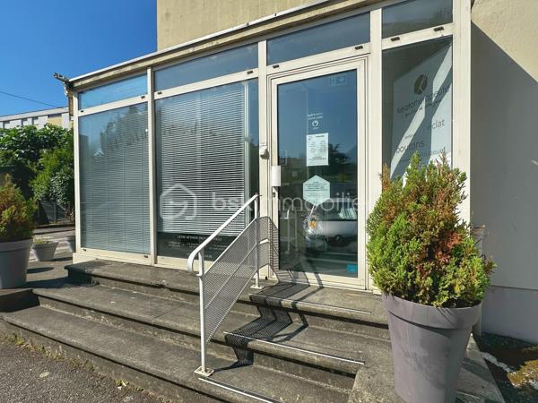 Situé au rez-de-chaussée d'une copropriété principalement résidentielle du secteur Mérande à Chambéry, ce local professionnel de 71,03 m² Carrez se distingue par son excellent état général, son entretien particulièrement soigné et la qualité de ses aménagements.

Actuellement exploité en institut de soins esthétiques, il offre un environnement de travail calme et qualitatif, parfaitement adapté à une activité libérale ou tertiaire.
Le local est immédiatement exploitable, sans travaux à prévoir, avec des prestations recherchées : climatisation, fibre optique, espaces fonctionnels et excellente organisation intérieure.

Le bien bénéficie d'un agencement particulièrement fonctionnel comprenant :
Une entrée indépendante,
Une salle d'attente,
Un espace accueil / réception,
Trois salles de soins ou bureaux,
Une salle de pause,
Une cuisine,
Un WC indépendant,
Une grande cave en sous-sol issue de la réunion de deux lots.

Le local profite d'une configuration en angle avec vitrines sur deux façades et de deux accès indépendants, offrant une belle visibilité de proximité, une bonne luminosité naturelle et une grande souplesse d'exploitation.

Les atouts du bien :
✔ Excellent état général
✔ Local très bien entretenu
✔ Aucun travaux importants à prévoir
✔ Surface Carrez : 71,03 m²
✔ Climatisation
✔ Fibre optique
✔ Local de plain-pied
✔ Chauffage collectif inclus dans les charges de copropriété
✔ Double entrée indépendante
✔ Local d'angle avec belle visibilité de proximité
✔ Grande cave de stockage en sous-sol
✔ Stationnement gratuit et facile à proximité immédiate
✔ Environnement calme au sein d'un quartier résidentiel recherché
✔ Activités autorisées hors restauration

Un local modulable :
Le local résulte aujourd'hui de la réunion de deux lots distincts. Cette configuration permet à un futur acquéreur d'envisager une réorganisation des espaces ou une éventuelle redivision selon ses besoins professionnels ou patrimoniaux.

Une destination idéale pour de nombreuses activités :
Local idéal pour profession libérale, agence immobilière, cabinet de conseil, courtage, assurance, gestion de patrimoine, bureau d'études ou activité tertiaire. Immeuble à usage principal d'habitation garantissant un environnement calme et professionnel.
Convient également parfaitement aux activités médicales, paramédicales, de bien-être ou de services à la personne recherchant un local immédiatement opérationnel.

Opportunité investisseur :
Ce bien constitue également une opportunité intéressante pour un investisseur à la recherche d'un actif facilement relouable auprès de professions médicales, paramédicales, libérales ou tertiaires. La configuration des lieux, la présence de plusieurs bureaux indépendants, l'excellent état général, la climatisation, la fibre optique et les facilités de stationnement constituent des critères particulièrement recherchés sur le marché locatif professionnel.

Informations complémentaires :
Absence d'amiante constatée lors du diagnostic.
Dérogation PMR obtenue (documents disponibles sur demande).
Vente libre avec possibilité d'acquisition officielle à compter de janvier 2027.
Dossier complet disponible sur demande
Vidéo de présentation du local,
Diagnostics techniques,
Documents de copropriété,
Procès-verbaux d'assemblées générales,
Informations complémentaires sur les charges et le fonctionnement de la copropriété.

Un bien rare sur le secteur Mérande, réunissant qualité d'entretien, fonctionnalité, calme, stockage et potentiel d'exploitation pour un utilisateur comme pour un investisseur.